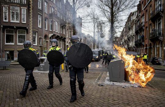 'Gearresteerde' Bryan Roy maakt piemelgrap op Twitter: 'Verdacht voorwerp bleek snikkel'