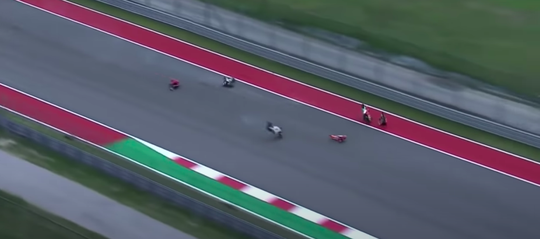 🎥 | Heftige crash in Austin: Moto3-coureurs vliegen door de lucht, allen ongedeerd
