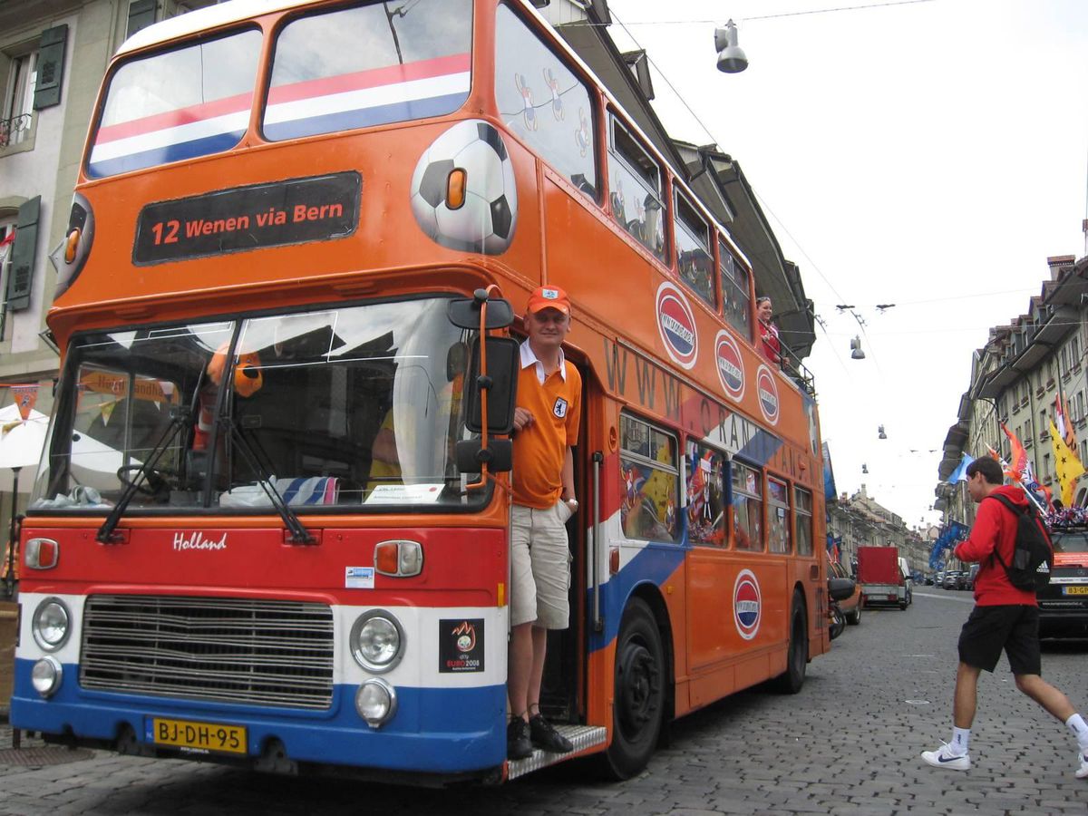 📸 | TOET TOET! Deze Oranje dubbeldekker gaat Boedapest onveilig maken