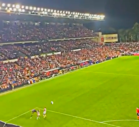 🎥😂 | Gezien? Federico Valverde poeiert bal OP het balkon van omwonende toeschouwer