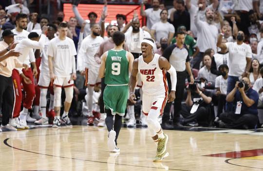 🎥 | Jimmy Butler helpt Miami Heat aan de leiding in Eastern Conference-finale