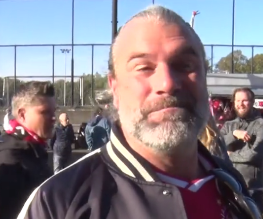 🎥😂 | 'Look-a-like' van Remko Pasveer op tribunes bij Ajax: 'Het hele vak ging juichen'