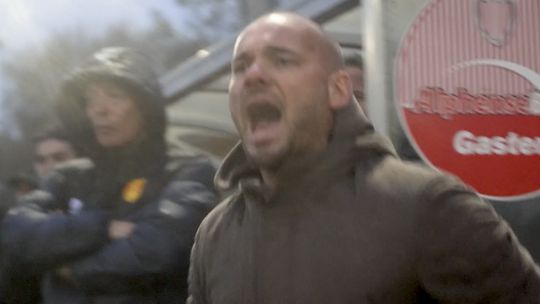 🎥​ | Fanatieke Wesley Sneijder gaat los bij amateurclub DHSC: 'Een aperolletje in je holletje'