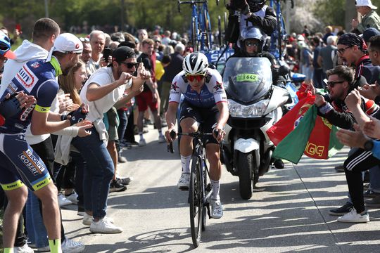 Remco Evenepoel soleert ijzersterk naar zege bij Luik-Bastenaken-Luik