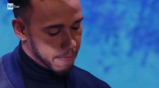 Alleskunner Lewis Hamilton showt z'n pianoskills op tv (video)
