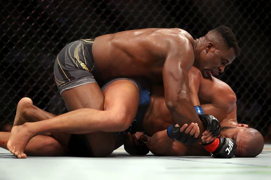 🎥 | UFC-champ Francis Ngannou verslaat met afgescheurde knieband Ciryl Gane