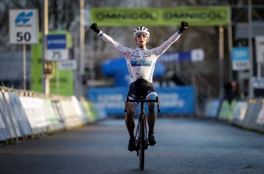 🎥 | Lars van der Haar rijdt in Europese kampioenstrui naar 3e titel op NK veldrijden