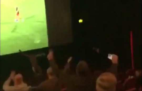 🎥😂| MVV-fans kunnen wedstrijden niet meer in bioscoop kijken: streaker rent door zaal