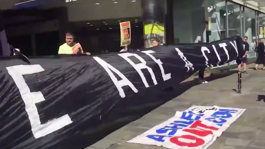 Newcastle-supporters protesteren alwéér tegen gierige eigenaar Ashley: 'Get out!!!' (video's)