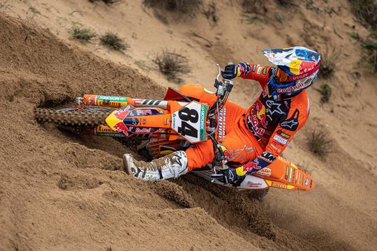 🎥 | Ouch! Jeffrey Herlings viel in Teutschenthal en trok zich meteen terug