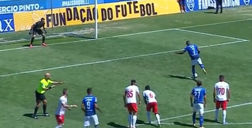 🎥 | Bij deze gestoorde penalty in Portugal stonden speler, keeper en scheids secondenlang stil