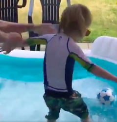HAHA! Check het potje zwembadvoetbal tussen Nathan Rutjes en zijn zoontje Lavezzi (video)