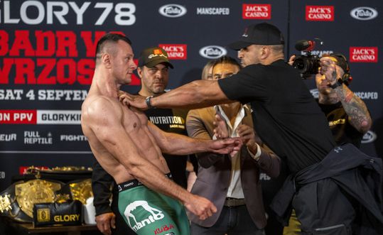 🎥 | Kijk hier hoe de beveiliging in moet grijpen bij staredown tussen Badr Hari en Wrzosek