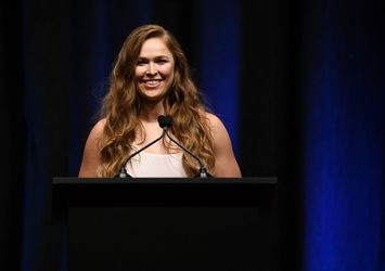 Worstelaar Ronda Rousey deelt gruwelijke foto van smerige snee in vinger (foto)