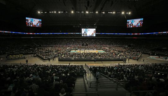 Nieuw NBA-record! 68.323 fans kijken naar duel tussen Spurs en Warriors