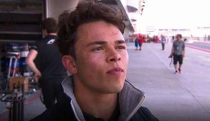 F2-coureur De Vries valt in sprintrace net buiten het podium in Baku