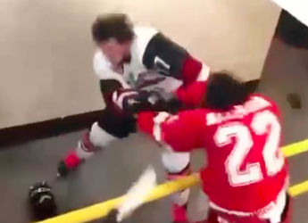 🎥 | IJshockeyers rammen elkaar ouderwets de hersens in