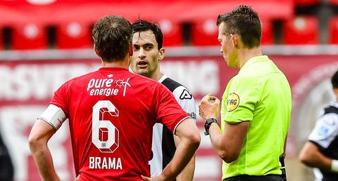 Vreselijke VAR-blunder bij derby tussen Twente en Heracles Almelo