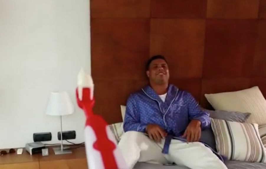 Braziliaanse Ronaldo laat tandenborstel per drone bezorgen (video)