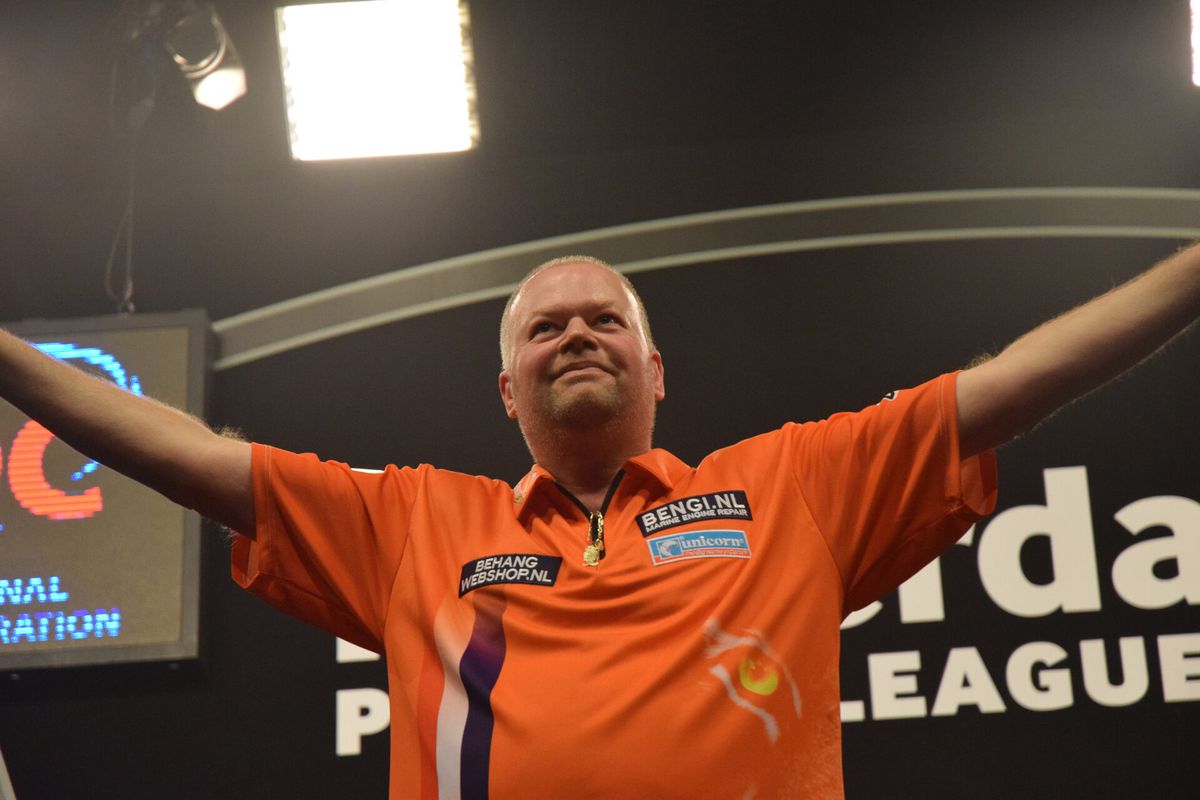 🎥| Ahoy zingt voor jarige Raymond van Barneveld, die emotioneel voor tv zit