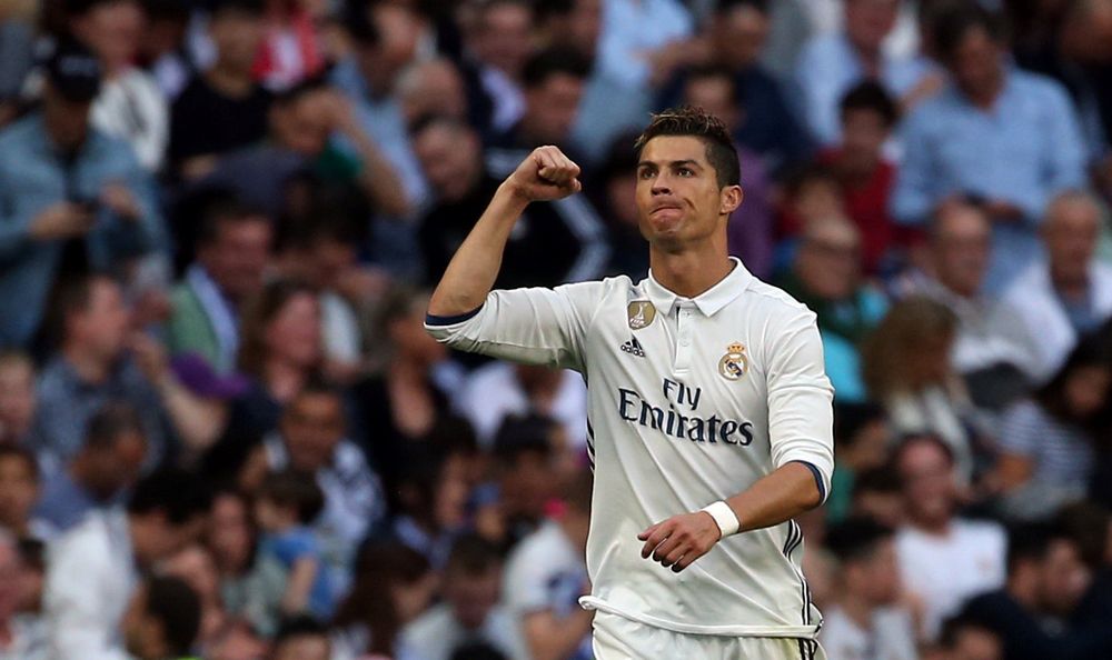 Real dankt Ronaldo en blijft Barça op de huid zitten na zege op Sevilla