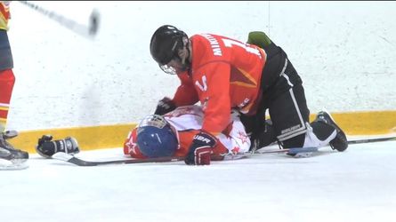 IJshockeycoach redt leven van speler die KO zijn tong inslikt na sicke botsing (video)