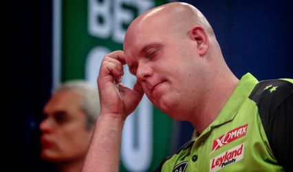 Van Gerwen meldt zich af voor perspraatje na nederlaag: 'Ben zo ziek als een hond'