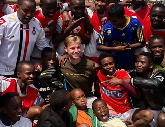 Frenkie de Jong maakt vakantietijd vrij voor bezoekje aan Tanzaniaanse voetbalschool