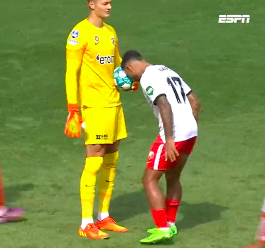 🎥 | Actie van het weekend: Klaiber 'kopt' bal in de handen van Scherpen