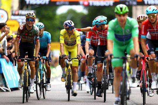 Wout van Aert neemt met opgeheven hoofd afscheid van gele trui in Tour de France: 'Best een mooie manier'