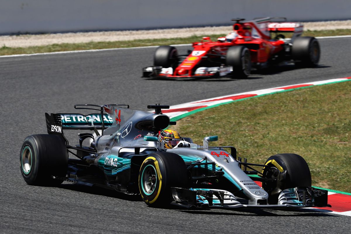 Hamilton houdt Vettel van zich af en wint; Max valt uit
