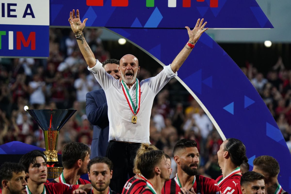 Fan steelt scudetto-medaille Milan-trainer Stefano Pioli