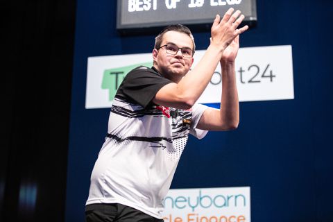 Gian van Veen klaar voor WK darts: ‘Ik doe nu mee met de grote jongens’