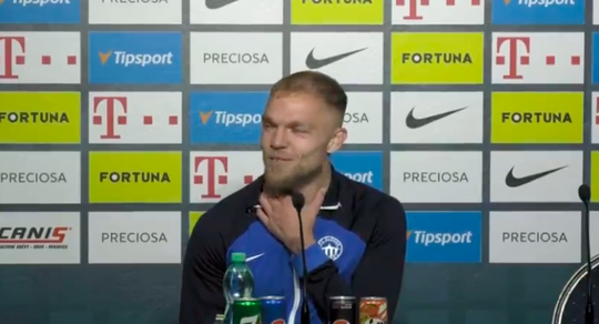 🎥 | Te gek: hattrick-held Mick van Buren staat pers in vloeiend Tsjechisch te woord