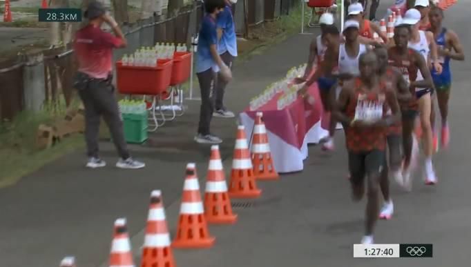De marathonloper die flesjes water omgooide reageert op zijn actie: 'Glibberig!'