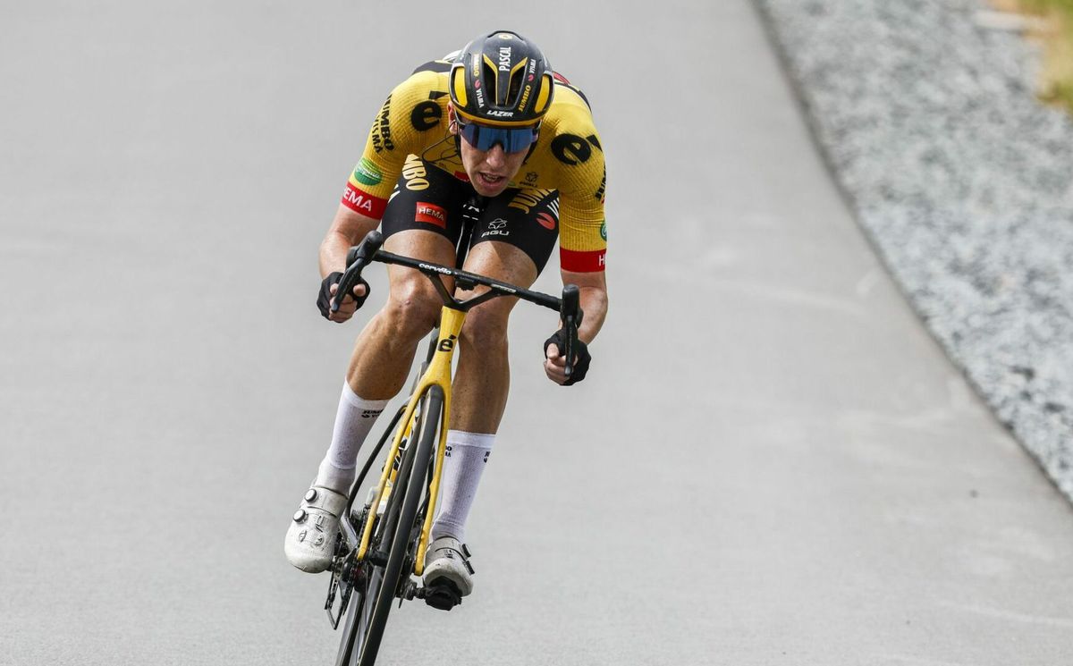 Pascal Eenkhoorn jumpt weg van Daan Hoole en is Nederlands kampioen wielrennen