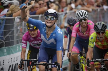 Marianne Vos grijpt net naast 30ste etappezege, Anna van der Breggen blijft leidster