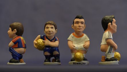 Absurde beeldjes van Messi en Ronaldo met broek op enkels