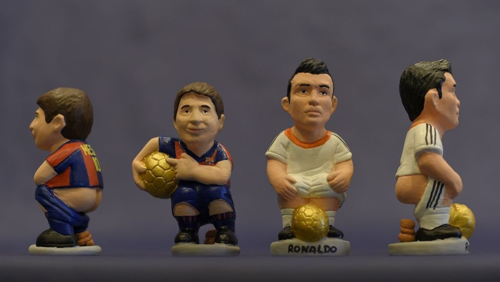 Absurde beeldjes van Messi en Ronaldo met broek op enkels