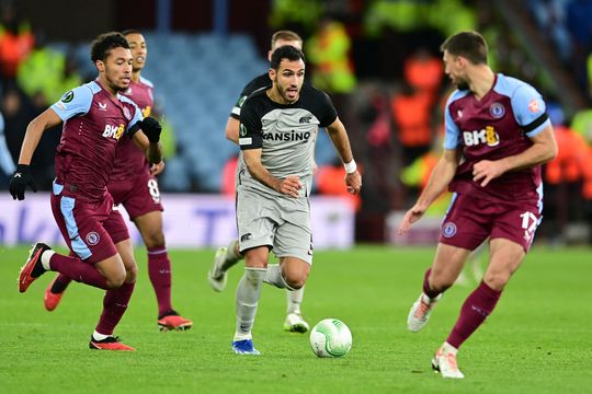 AZ weert zich kranig tegen Aston Villa, maar staat door domme pech toch op randje uitschakeling