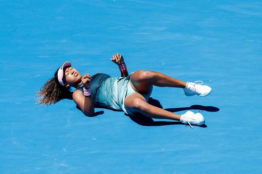 Osaka wankelt maar wint wel op Australian Open