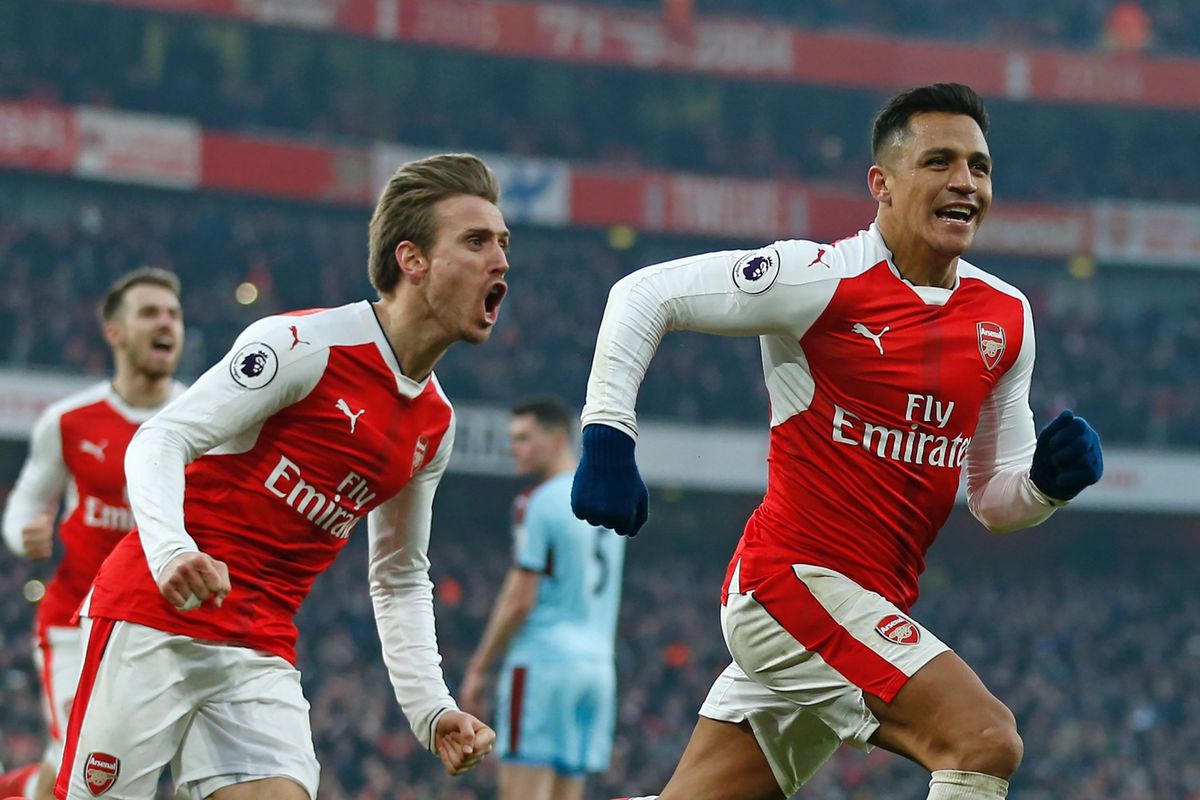 Sanchez zorgt voor winst Arsenal door panenka in blessuretijd (video)