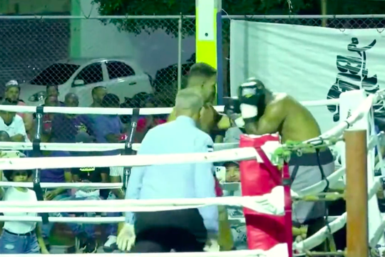 🎥 | Zitten, jij! Dominicaanse bokser slaat vechtveteraan al na 90 seconden neer