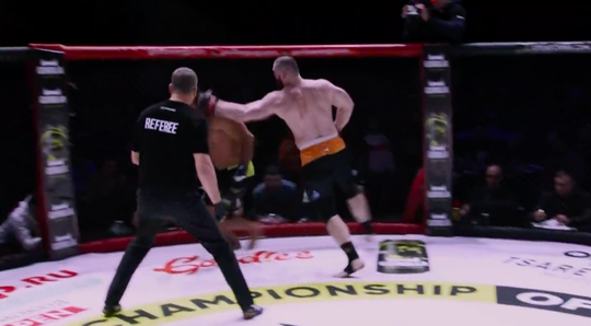 🎥 | Alexander Soldatkin slaat wegrennende tegenstander KO met vernietigende linkerhoek