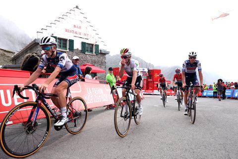 Remco Evenepoel verliest bijna een halfuur op de concurrentie in Vuelta: 'Hij zei sorry'