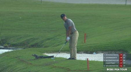 🎥 | Amerikaanse golfer swingt vlak naast een nietsvermoedende alligator