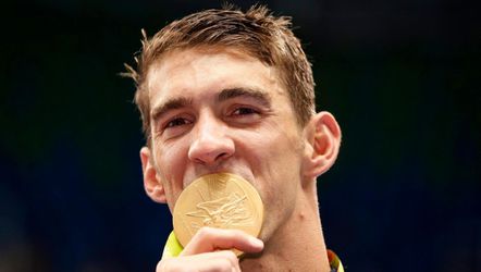Zwemfenomeen Phelps in z'n eentje beter dan 170 landen op Spelen
