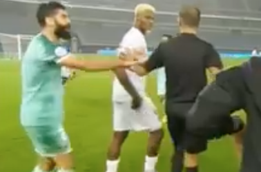 🎥| LOL! Gast krijgt panna en ontsteekt in woede
