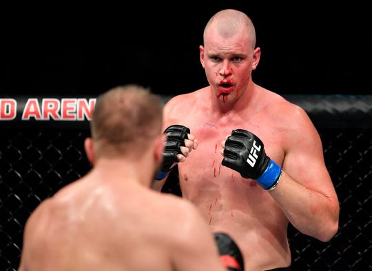 Nederlandse UFC-legende Stefan Struve moet noodgedwongen stoppen met vechten: 'Gezondheid gaat voor'