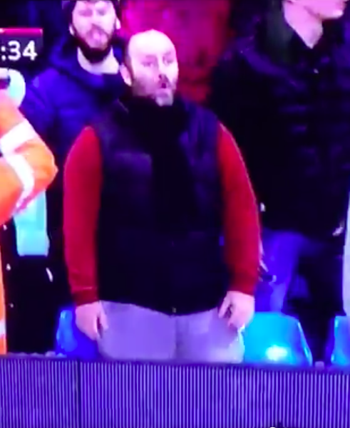🎥 | Check hoe deze racistische Man City-fan apengeluiden en -gebaren maakt naar Fred